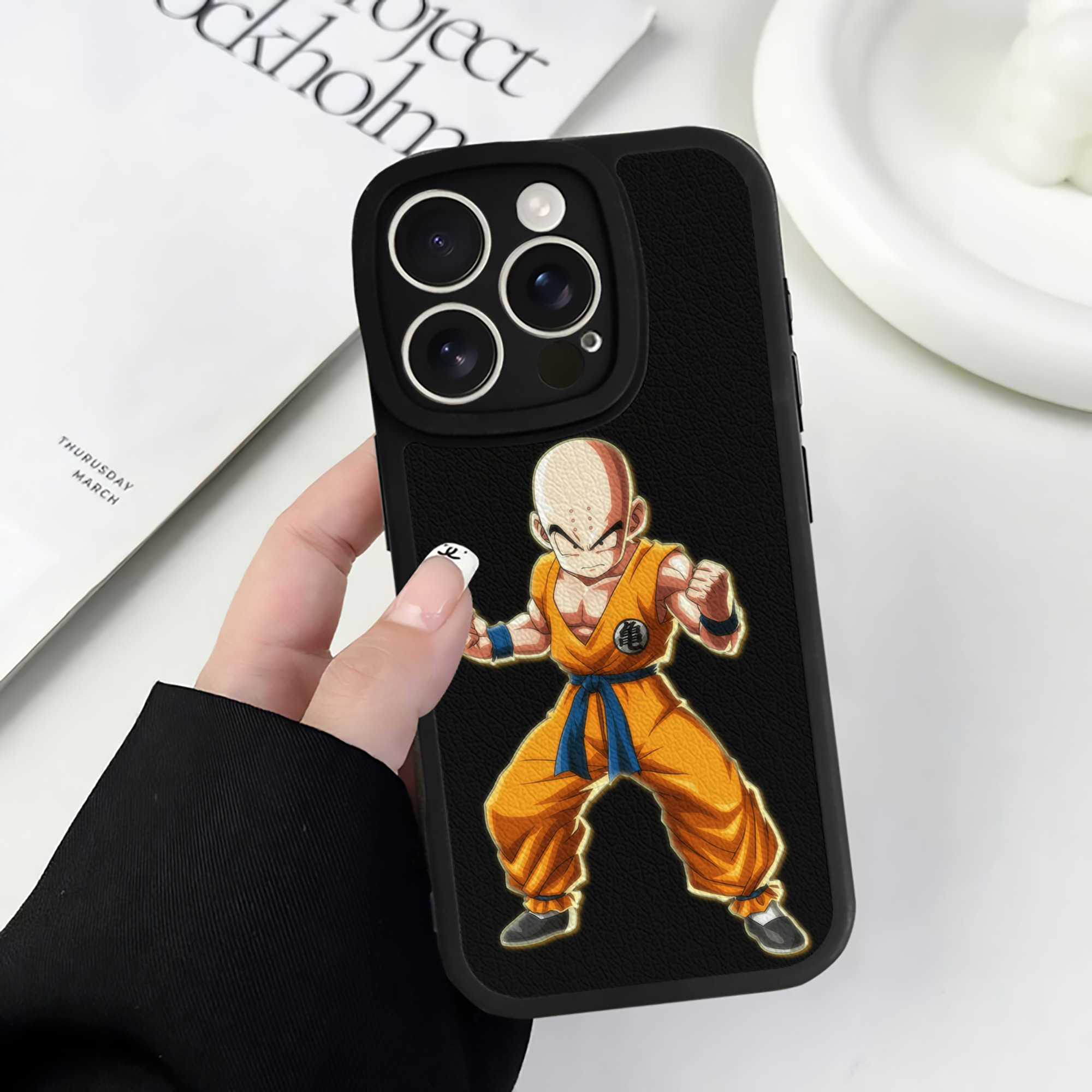 （画像用） ドラゴンボール クリリン DRAGON BALL krillin 【iPhone 16シリーズ対応】シリコンスマホケース（レザー調） 材質：シリコン